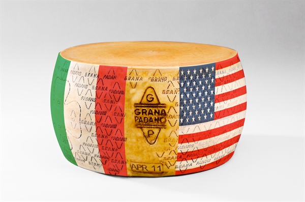 USA, Grana Padano: una forma tricolore e a stelle e strisce per salutare la presidenza di Biden